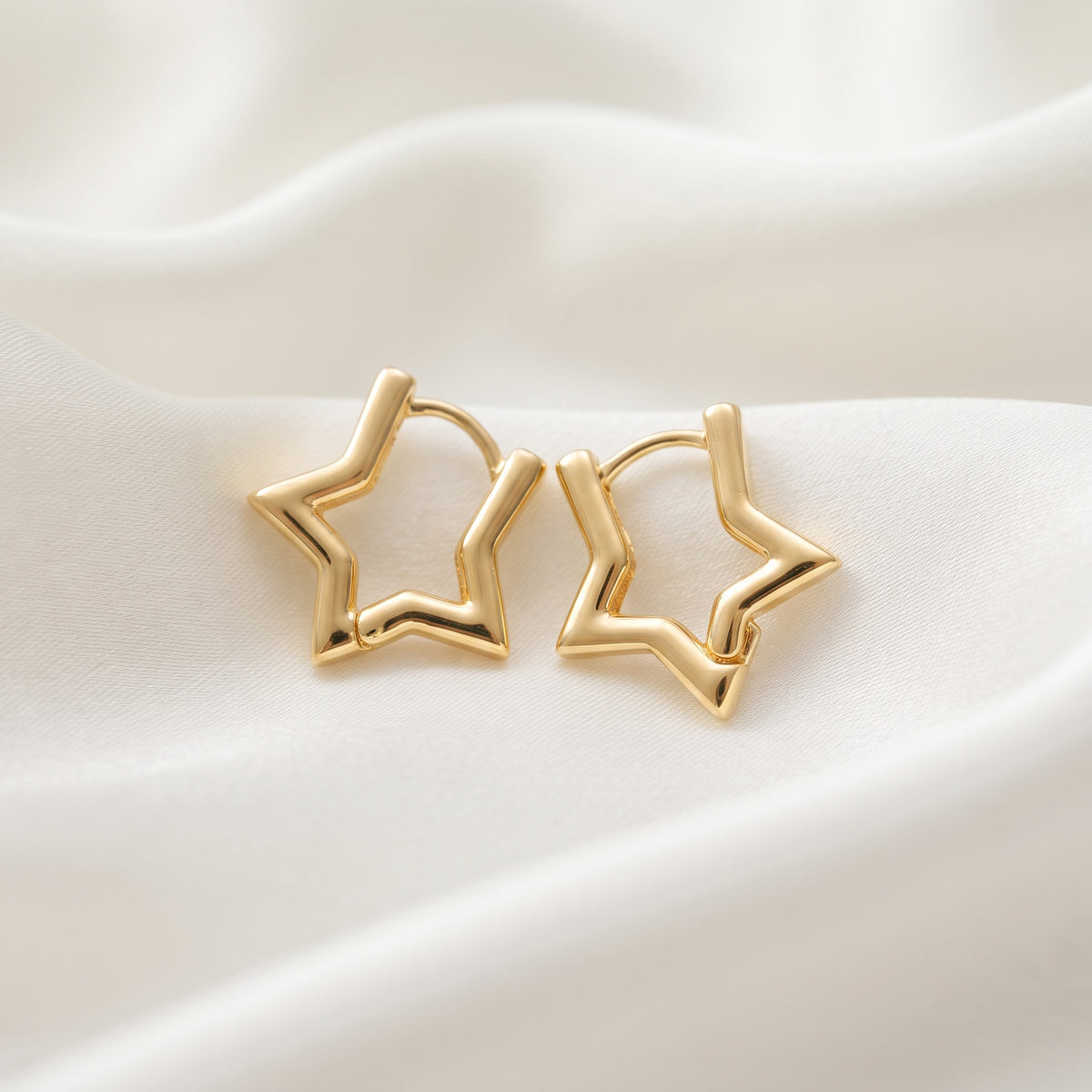 Chic Star-Shaped Huggie Hoop Earrings – 18K Gold Plated Minimalist Everyday Wear