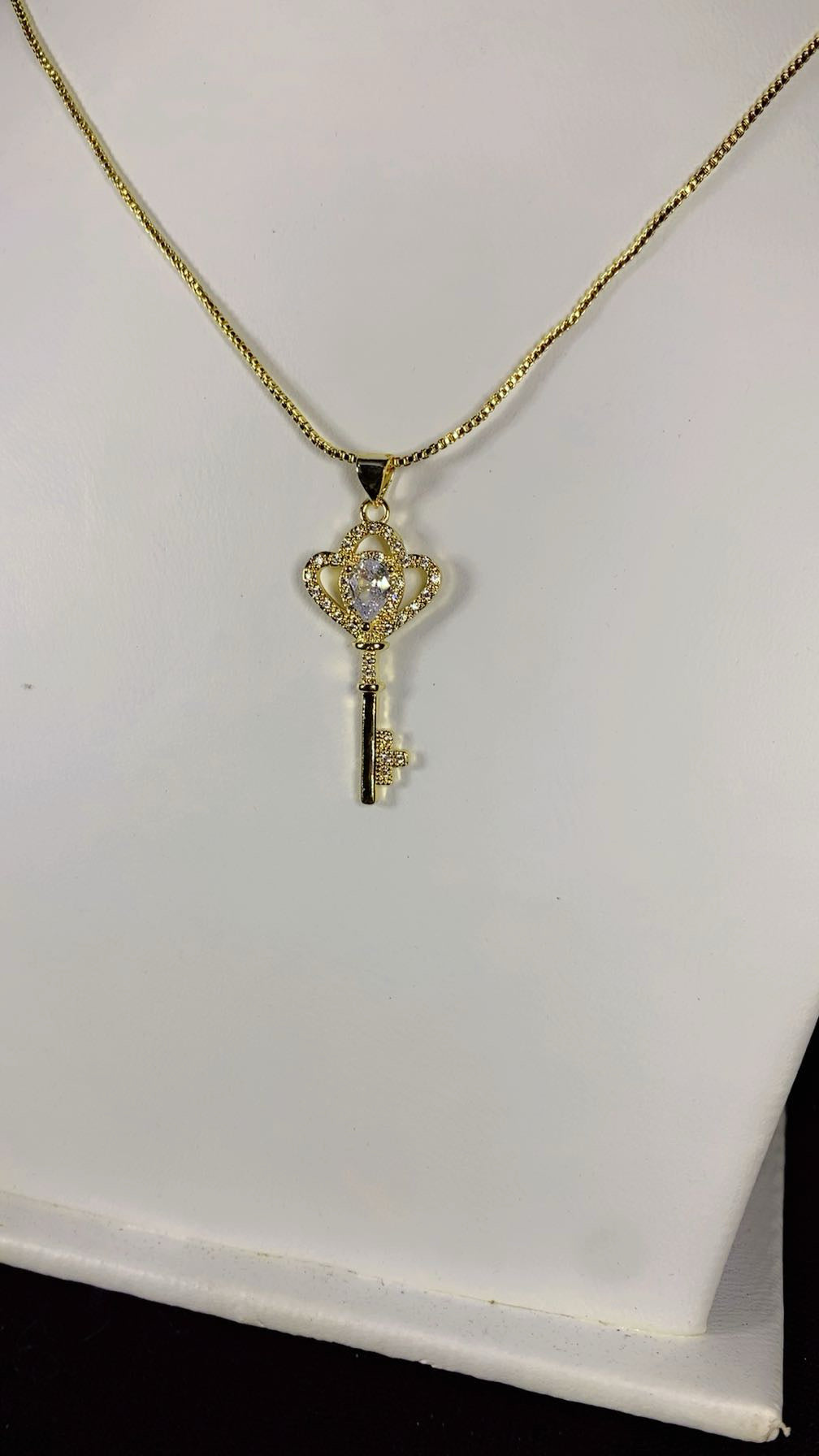 Royal Key Zircon Pendant Necklace – 18K Gold Plated Vintage Skeleton Key