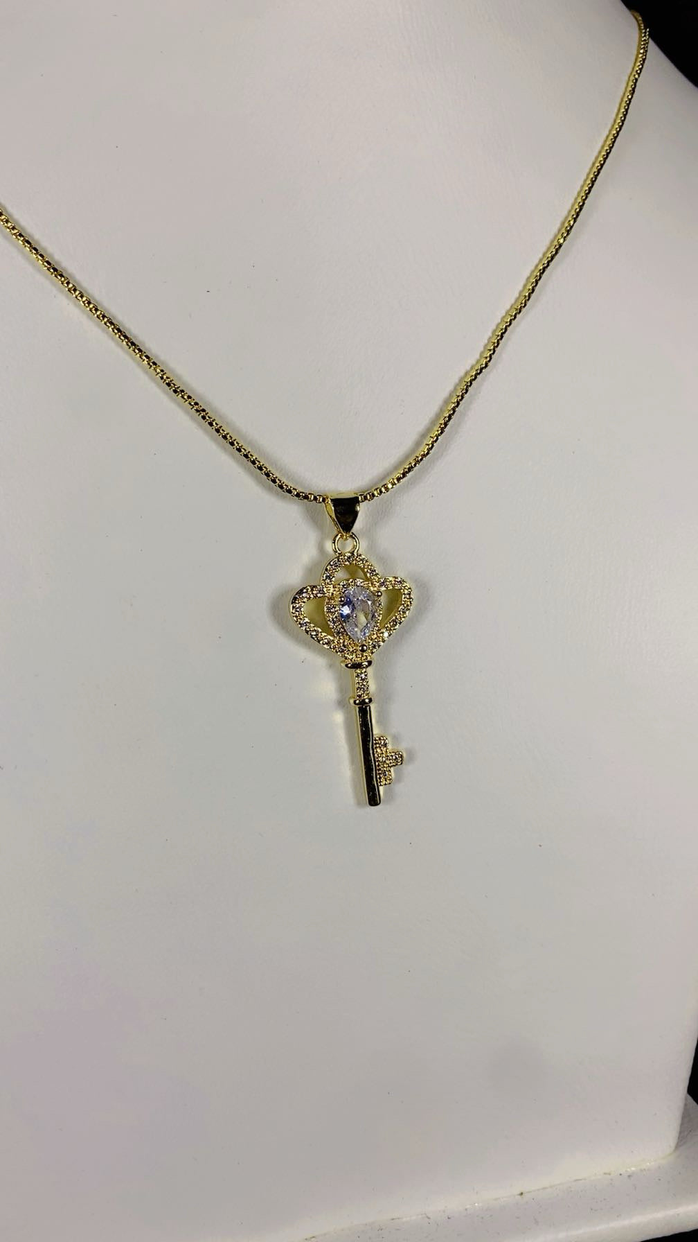 Royal Key Zircon Pendant Necklace – 18K Gold Plated Vintage Skeleton Key