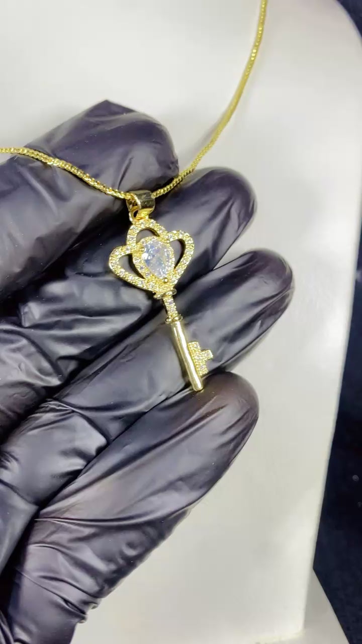 Royal Key Zircon Pendant Necklace – 18K Gold Plated Vintage Skeleton Key